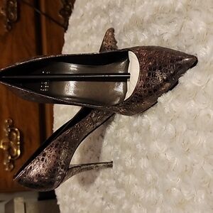 Stuart Weitzman "Naughty" Bauxite Mini Gator 4" heel pumps. Copper Bronze Size 7